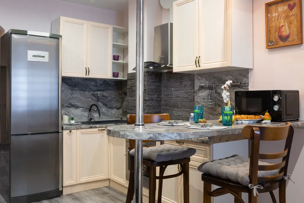 Яркая квартира с видом на заснеженные ветви и искрящийся снег