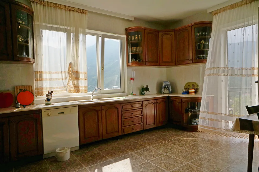 Белый дом в горах Ортабатуми