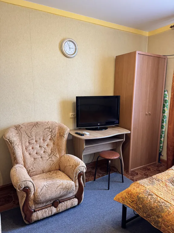 1-комнатная квартира со своим зеленым двориком в тихом центре