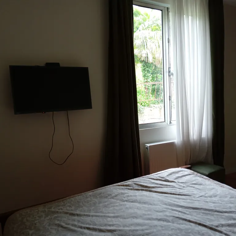 Флигель с балконом в саду