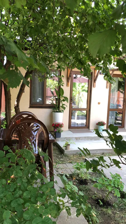 Уютный номер в новом домике в саду (левая сторона)