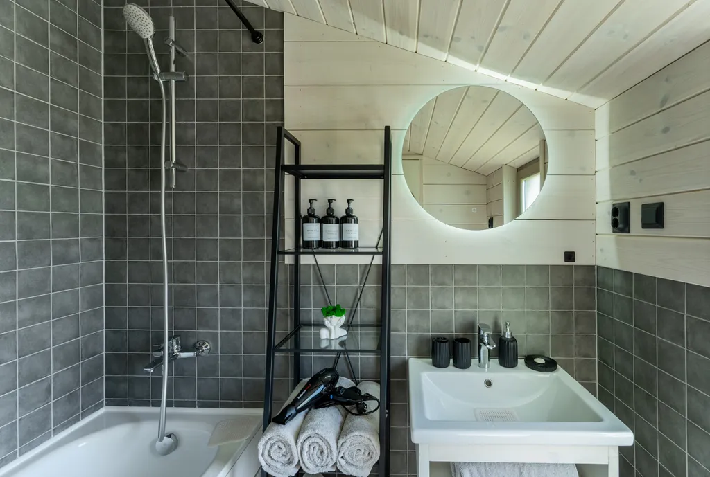 Дом с баней бочкой у воды и леса Green house