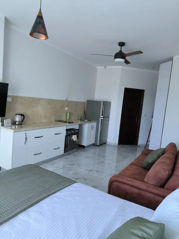 Уютная студия в терракотовом цвете на берегу моря, первая линия