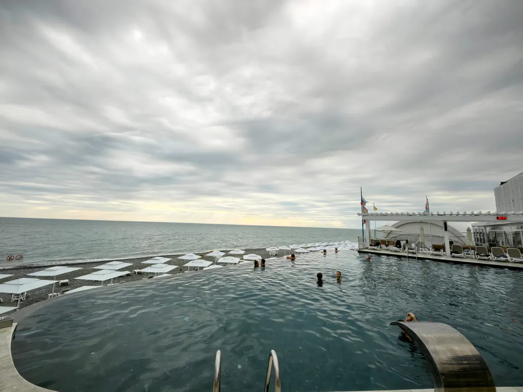 Дизайнерский апартамент с видом на бассейн