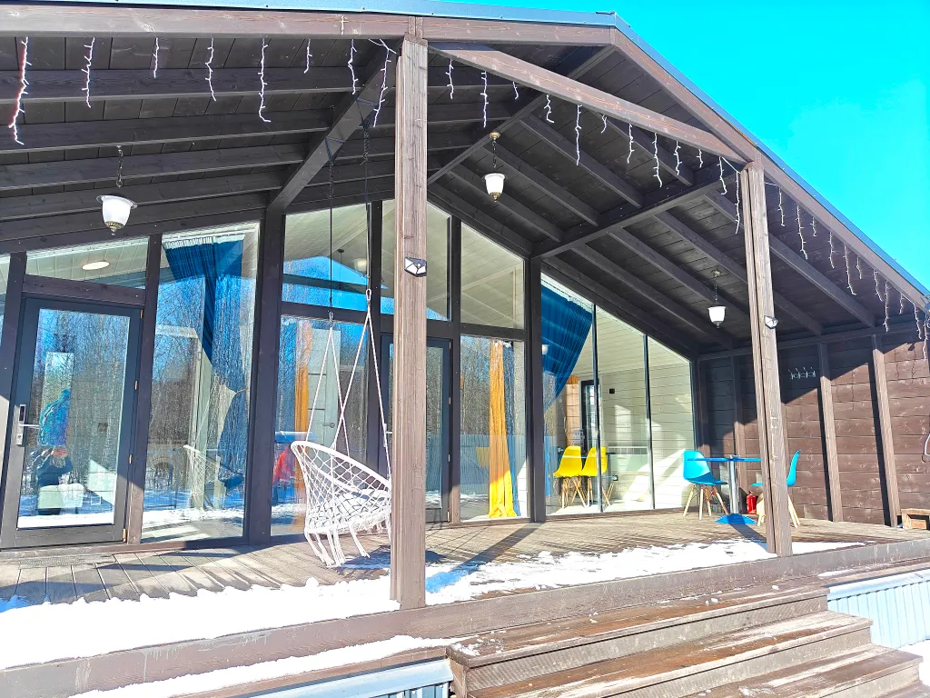 Панорамный коттедж с сауной у леcа