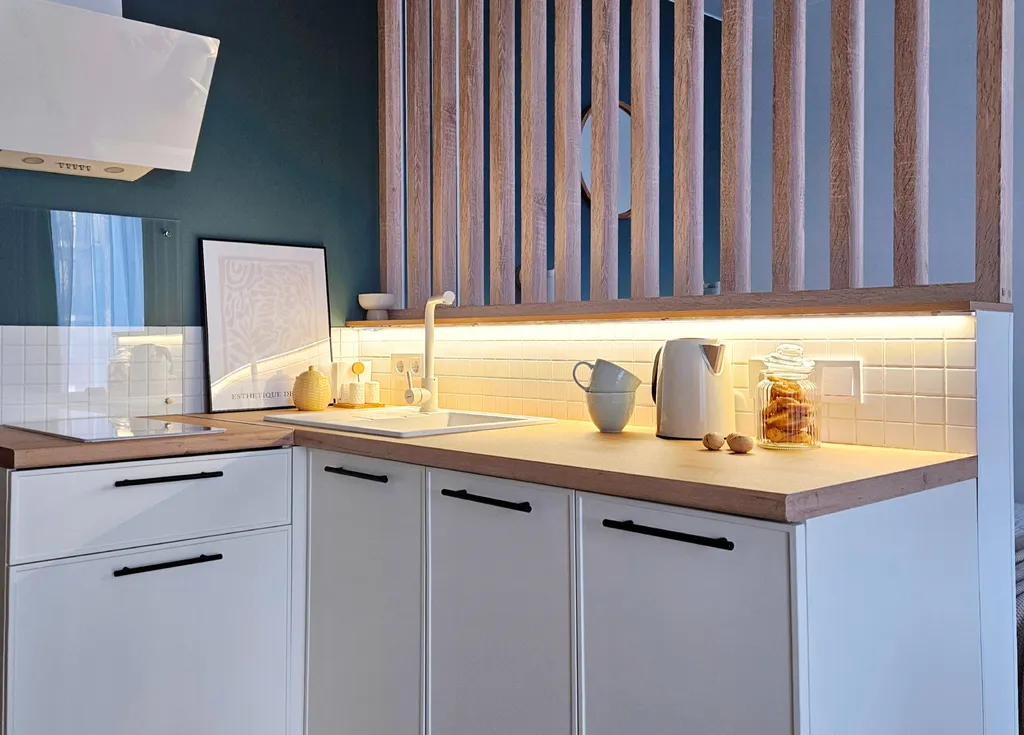 Уютная студия с проектором между морем и горами