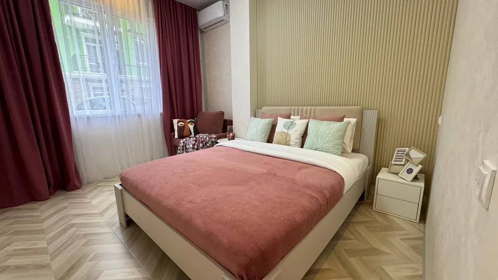 Евротрехкомнатный апартамент с балконом на первой линии