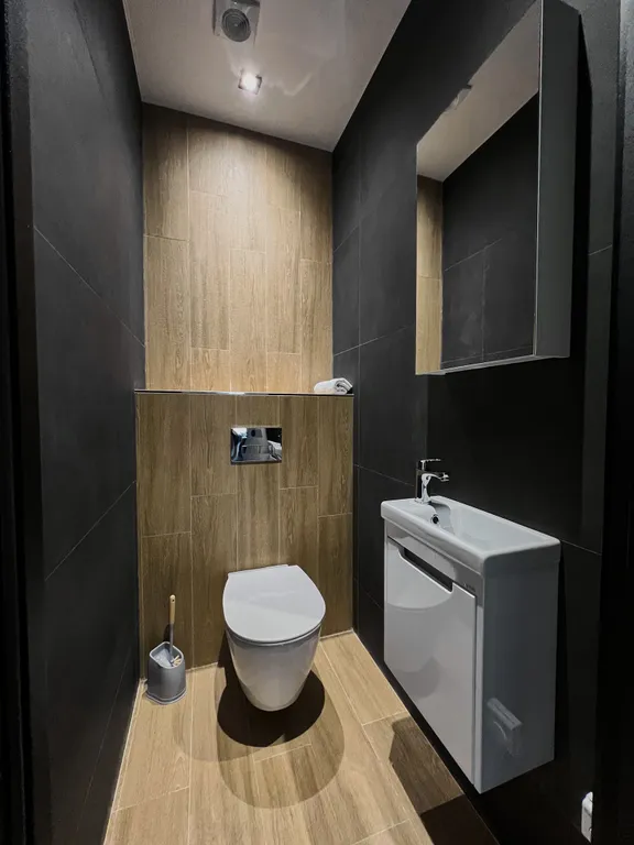 Новый дом в окружении елок с панорамными окнами и баней