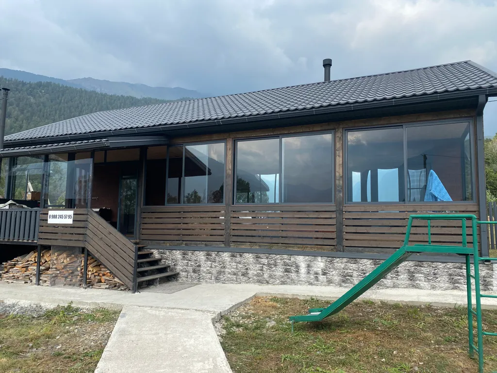 Уютный домик в горах на две семьи