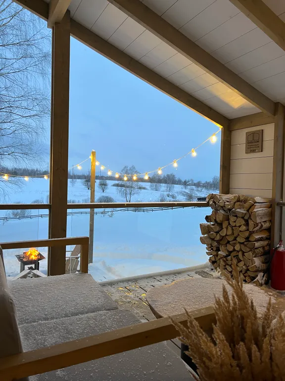 Гостевой дом среди березовой рощи с видом на поле и лес