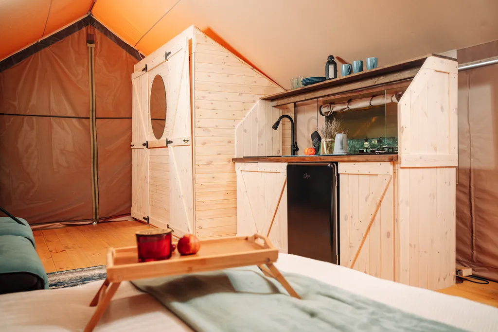 Уютная хижина в лесу у реки