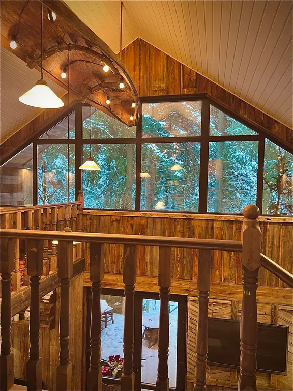 Дом Гнездо среди елей