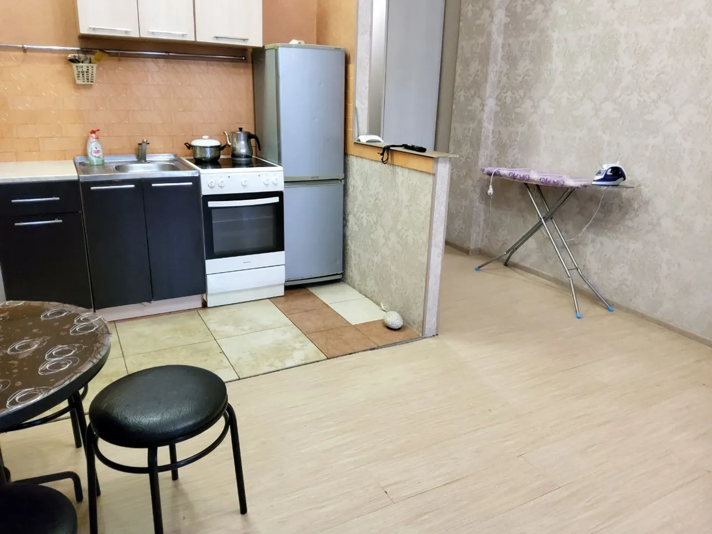 В кухонной зоне есть стекло керамическая плита, микроволновка, кастрюли, сковородки, посуда