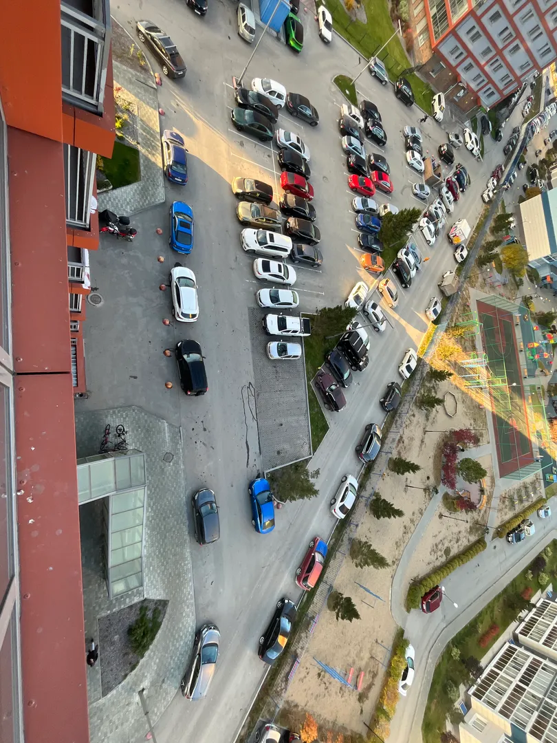 Закрытая Парковка во дворе , въезд по пропускам