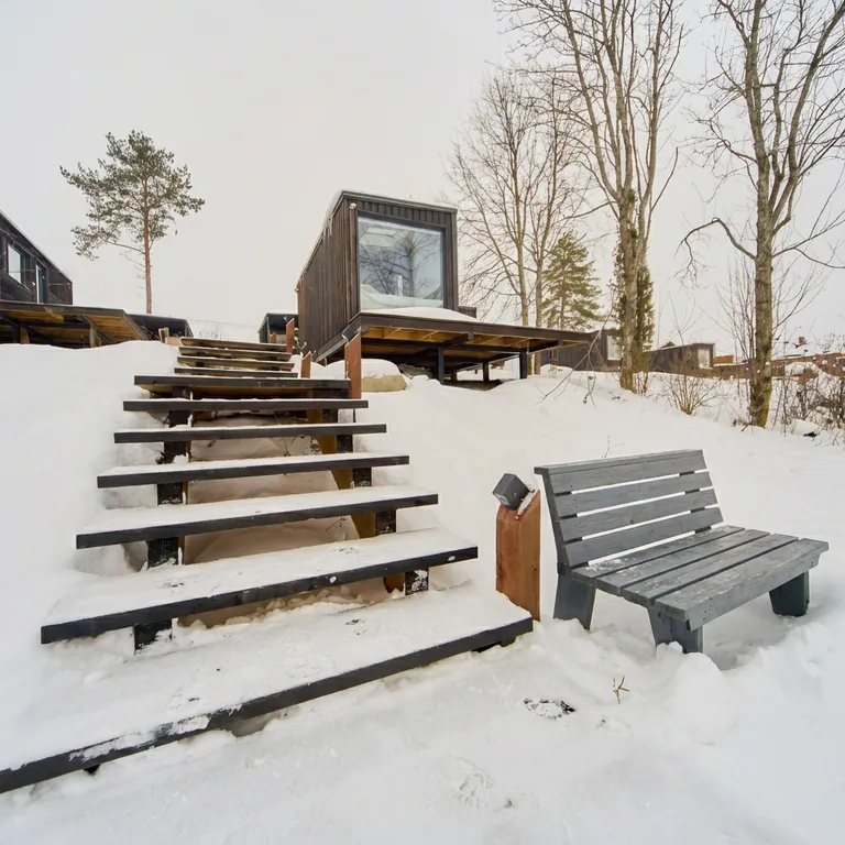 Домик на 2 с панорамным окном прямо на берегу озера