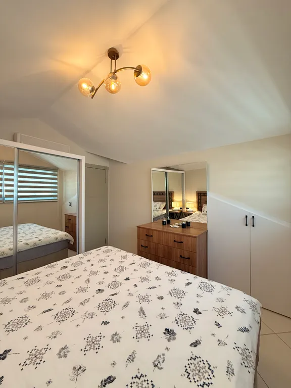 Двухуровневые апартаменты с видом на море и горы