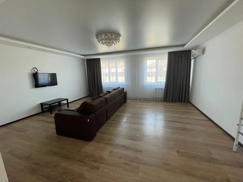 Коттедж Просторный трёхкомнатный дом — Элиста