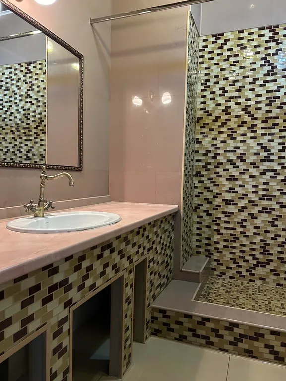 Роскошный номер для пар и семей с детьми, с балконом, кухней и диваном