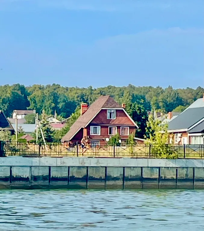 Уютный дом на берегу реки Кама