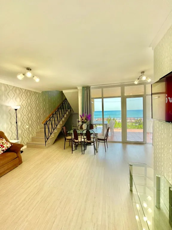 Двухуровневые апартаменты с видом на море и пляж