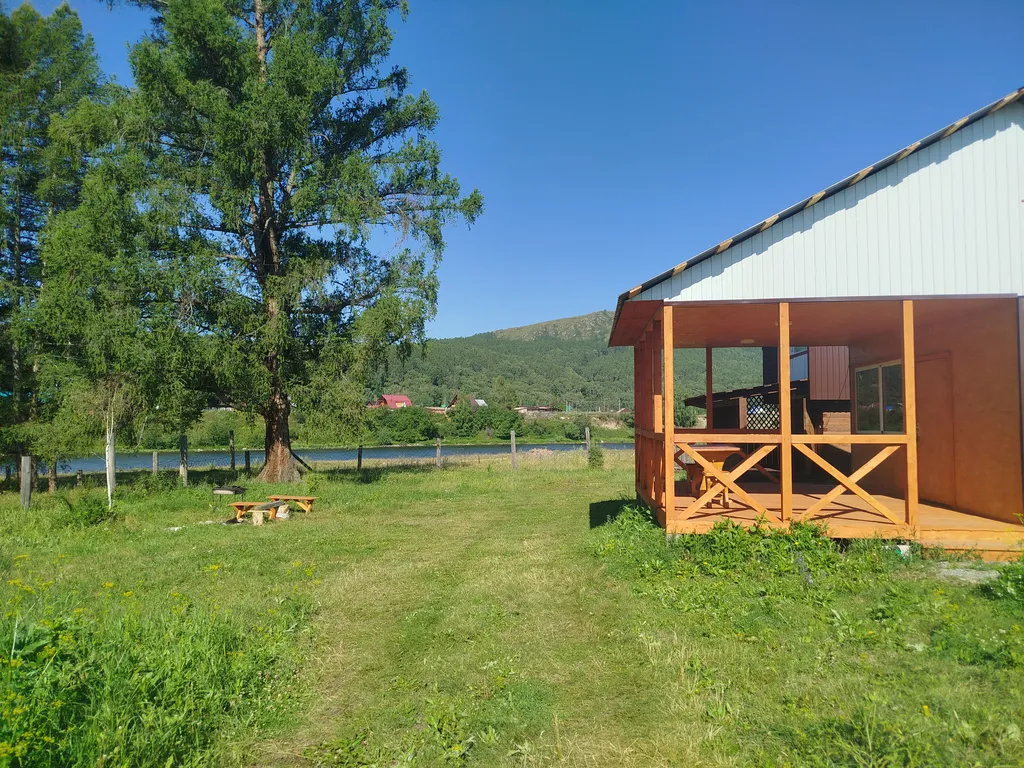 Уютный домик, на берегу реки