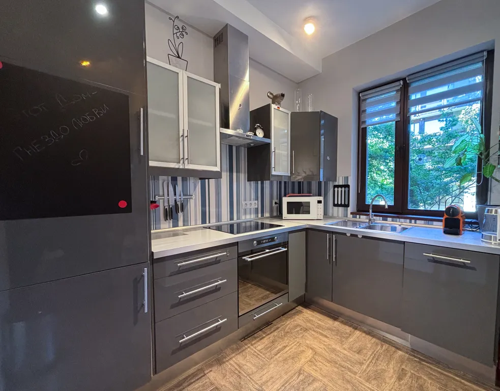 Квартира отдельной спальней и балконом в центре Поляны