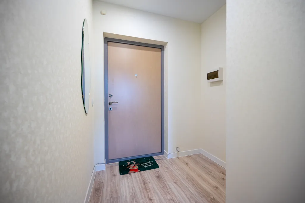 Пpосторная студия с балконом и красивым видом