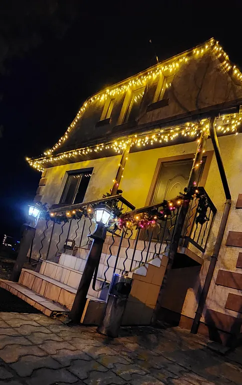 Дом с шикарной беседкой на озере