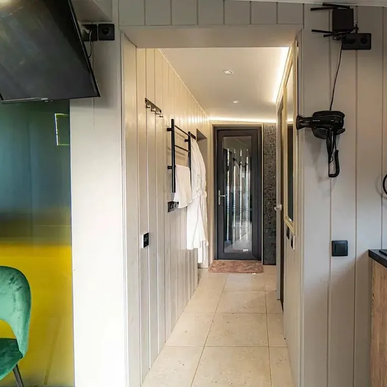 Домик в Соснах с баней и горячими ваннами Cube с баней