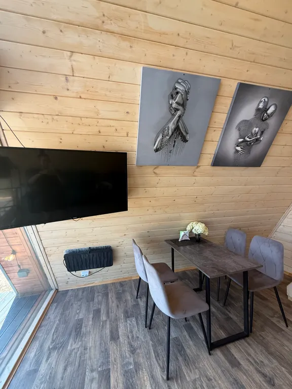 Уютный домик на берегу реки с горячим чаном