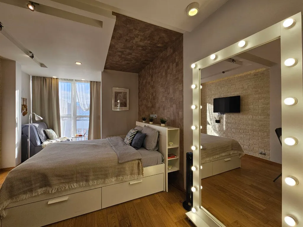 Стильная студия с панорамным окном на Борисовке White Lodging