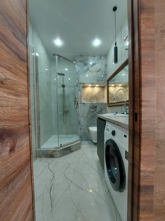 Студия Золотая карта с видом на сквер