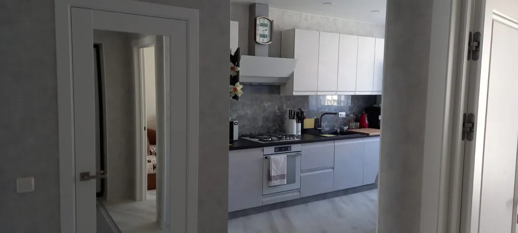 Квартира с магистральным фильтром, кухней-столовой и уютной спальней