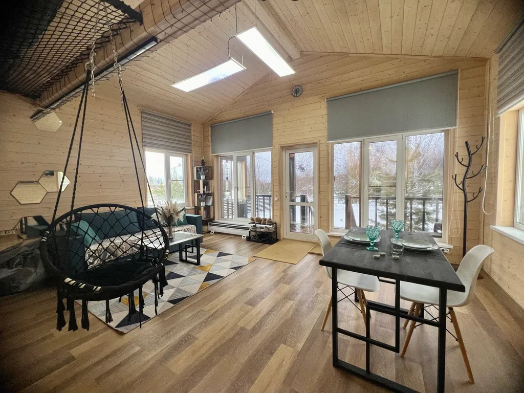 Стильный барн в соснах