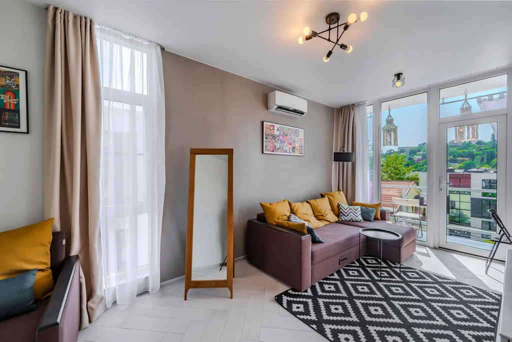 Студия с балконом и подогреваемым бассейном на территории ЖК в центре