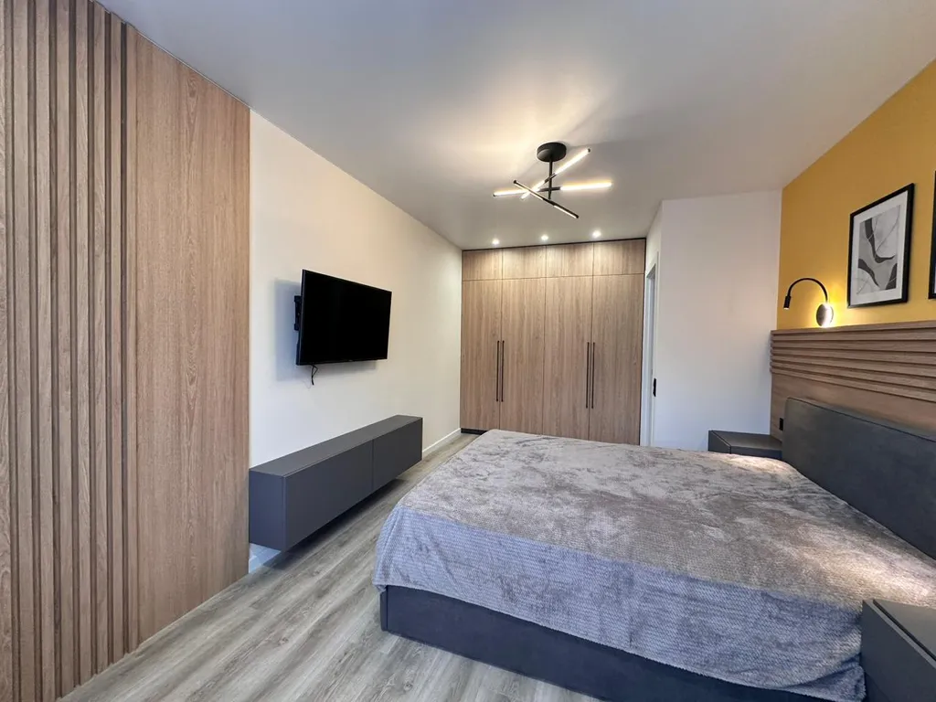 Современная студия с видом на город и новым ремонтом