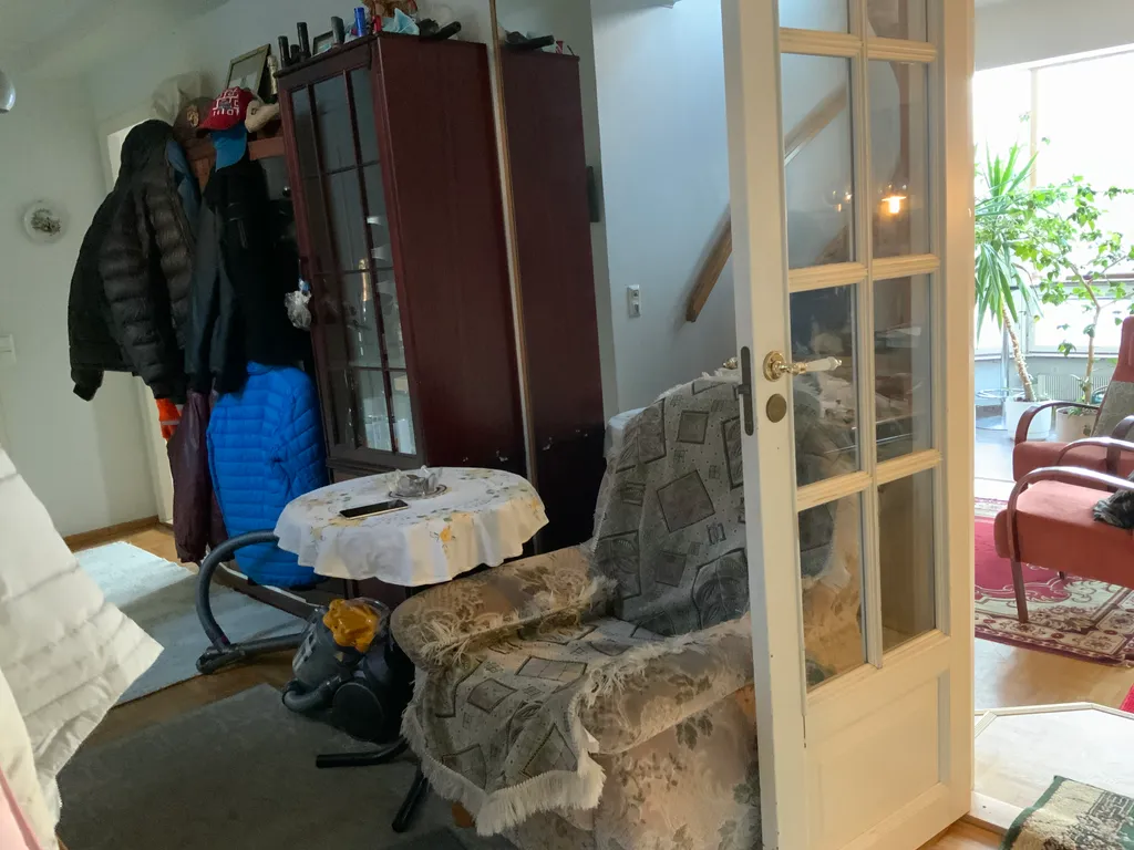 Уютный дом с камином рядом с центром