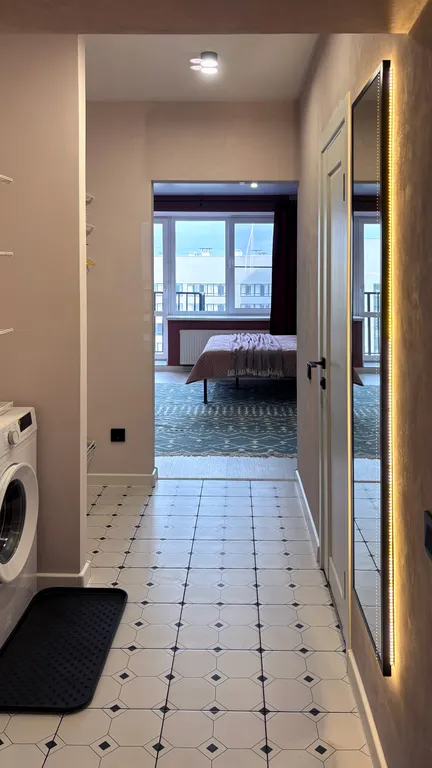 Большая светлая студия с дизайнерским ремонтом рядом с аэропортом