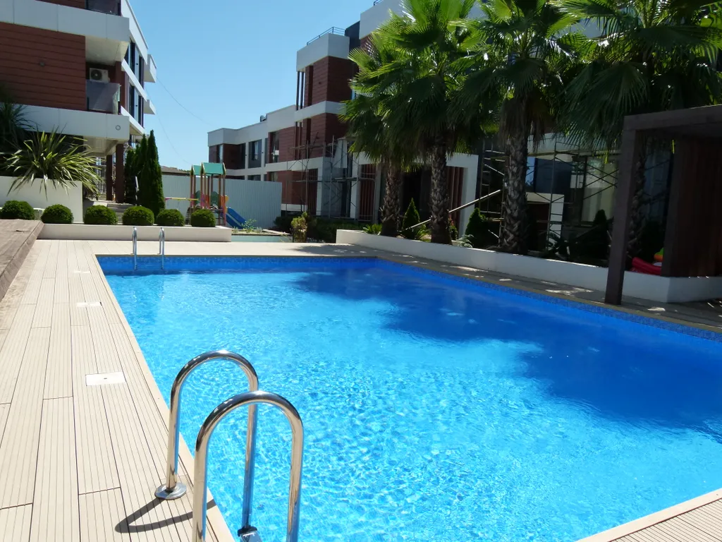 Стильная студия с бассейном