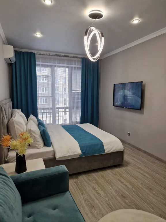 Квартира с панорамными окнами и очками виртуальной реальности