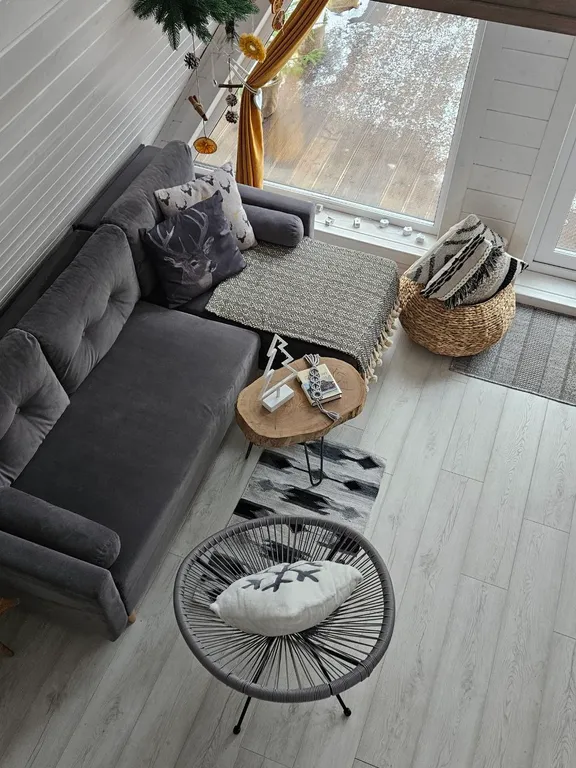 Красивые панорамные домики около леса