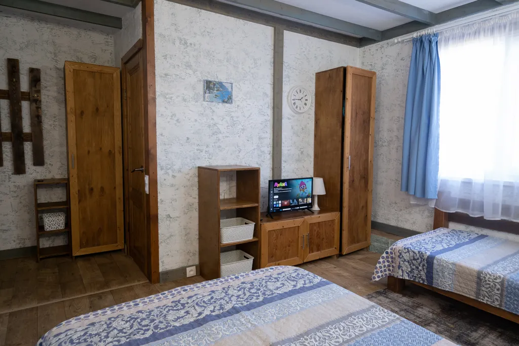 Трехместный номер с двухспальной и односпальной кроватями