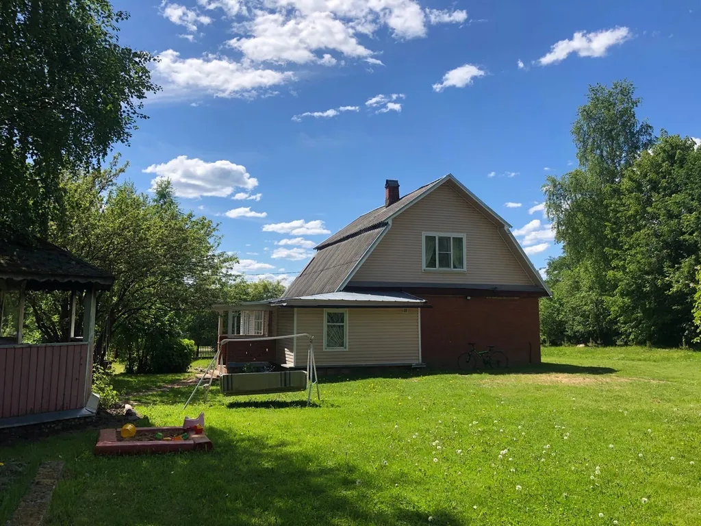 Коттедж Уютный коттедж с камином, баней и детской площадкой с батутом у озера — Завирье