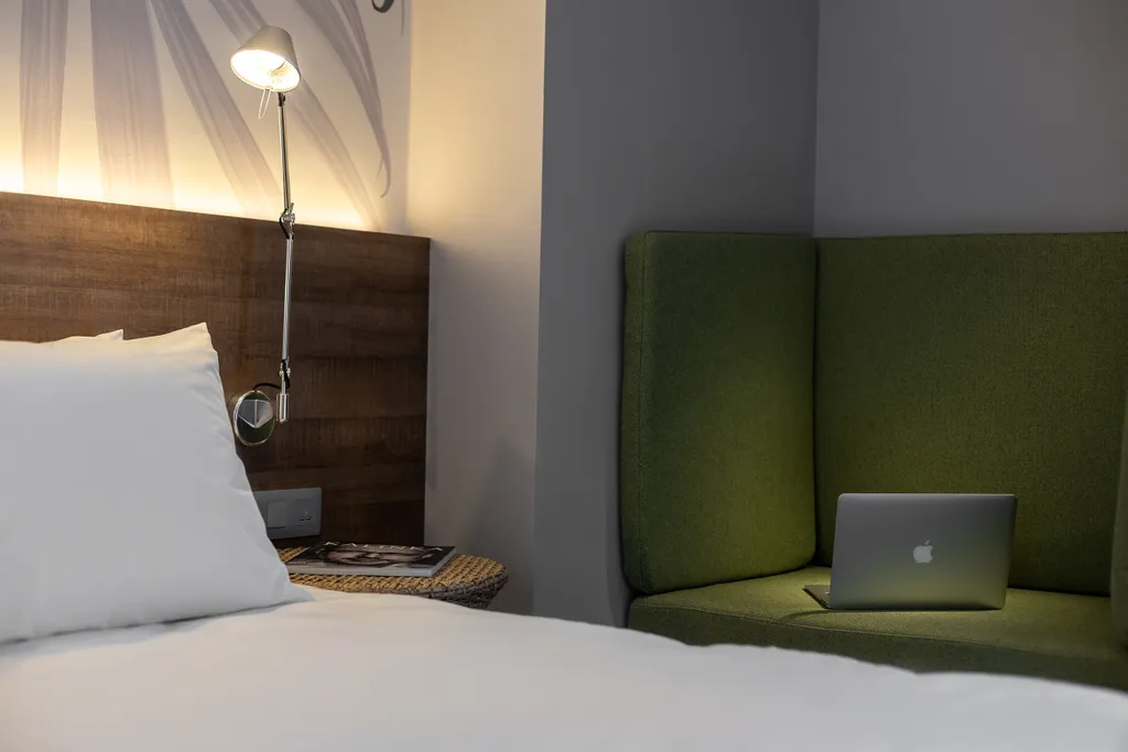 Студия с французским балконом и видом на внутренний двор