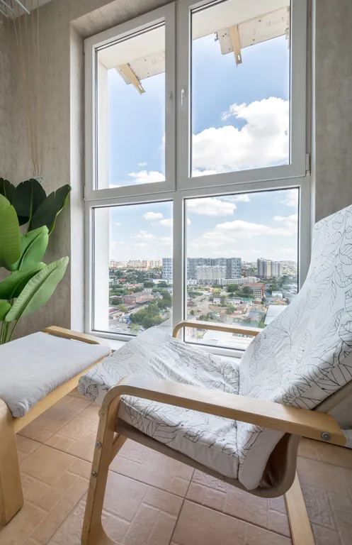 Апартаменты с видом на город в жк большом, в окнах виден закат