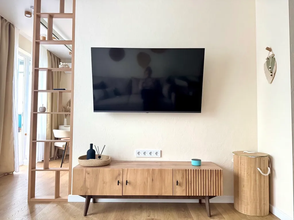 Студия бохо у набережной, с сауной, массажным креслом, проектором