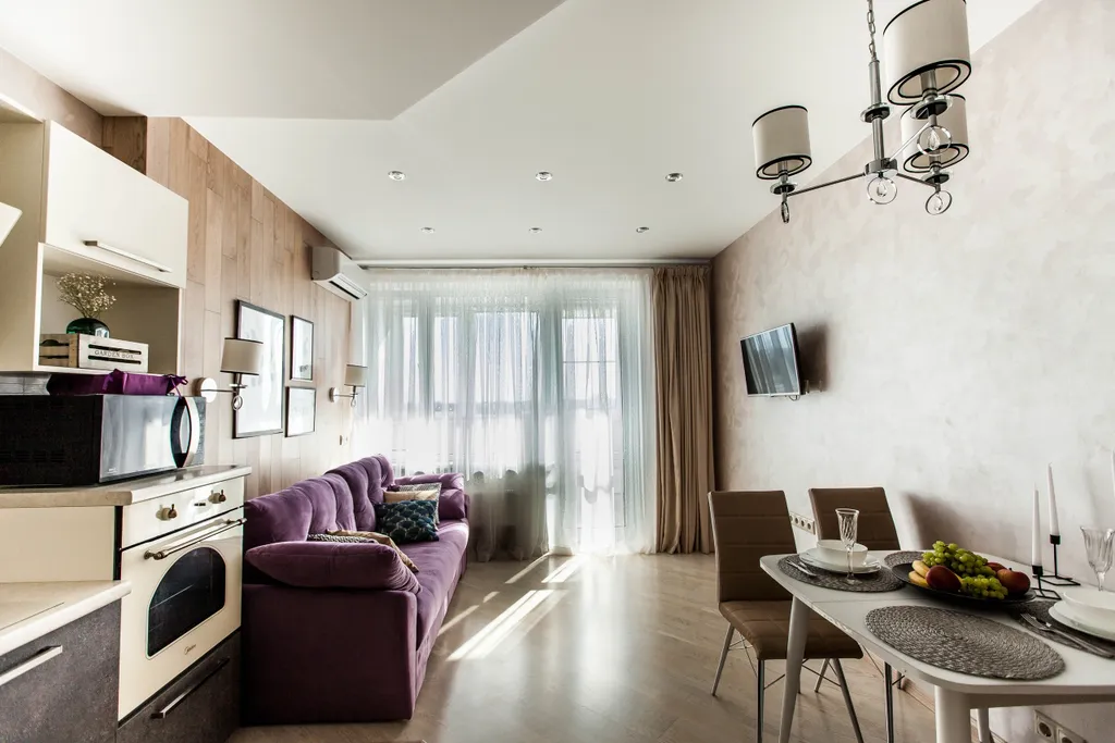 Апартаменты фиолетовый диванчик с видом на Лавру