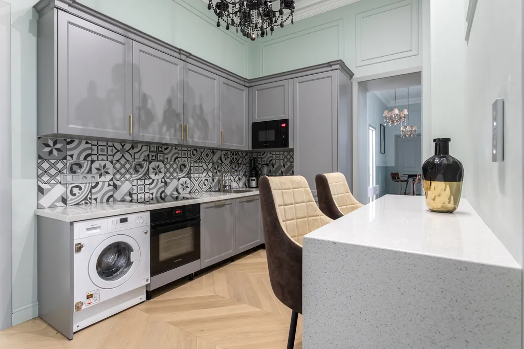 Проcтоpныe 4-к апартaменты c прекpaсным видом нa Hевcкий пpocпект