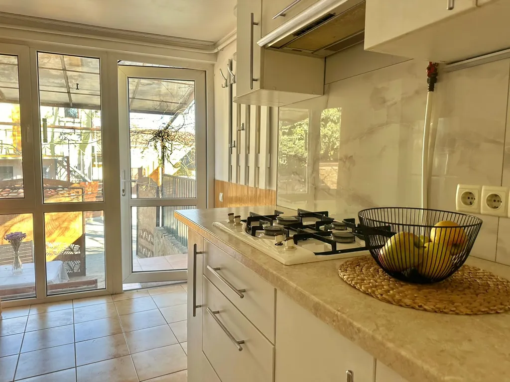 Коттедж Дом с двориком и мангалом, рядом с песчаным пляжем — аренда посуточно в Евпатория