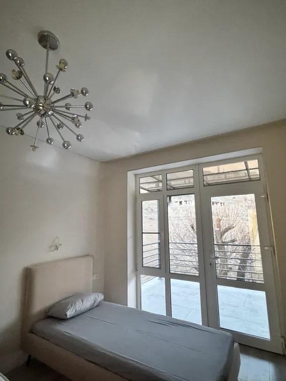 Большой загородный дом с бассейном, баней и рекой